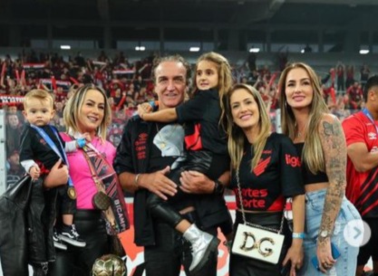 Jogador do Vasco expulso com 15 minutos de jogo é noivo da filha de Cuca, técnico do Atlético PR