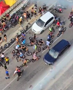 [VIDEO] Praia de Miami vive mais um dia de "caos total" com eventos sem organização
