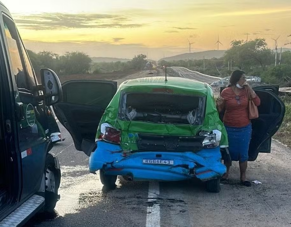 Acidente entre van e carro de prefeitura deixa uma pessoa ferida na BR-304