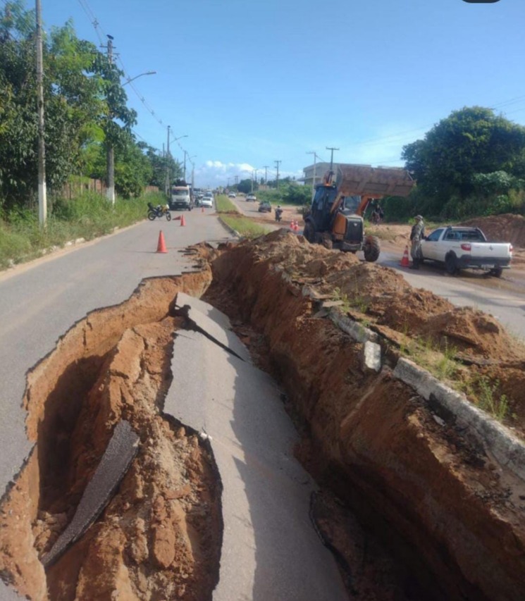 Cratera se abre e interdita trecho de avenida que liga bairros de Natal a Parnamirim