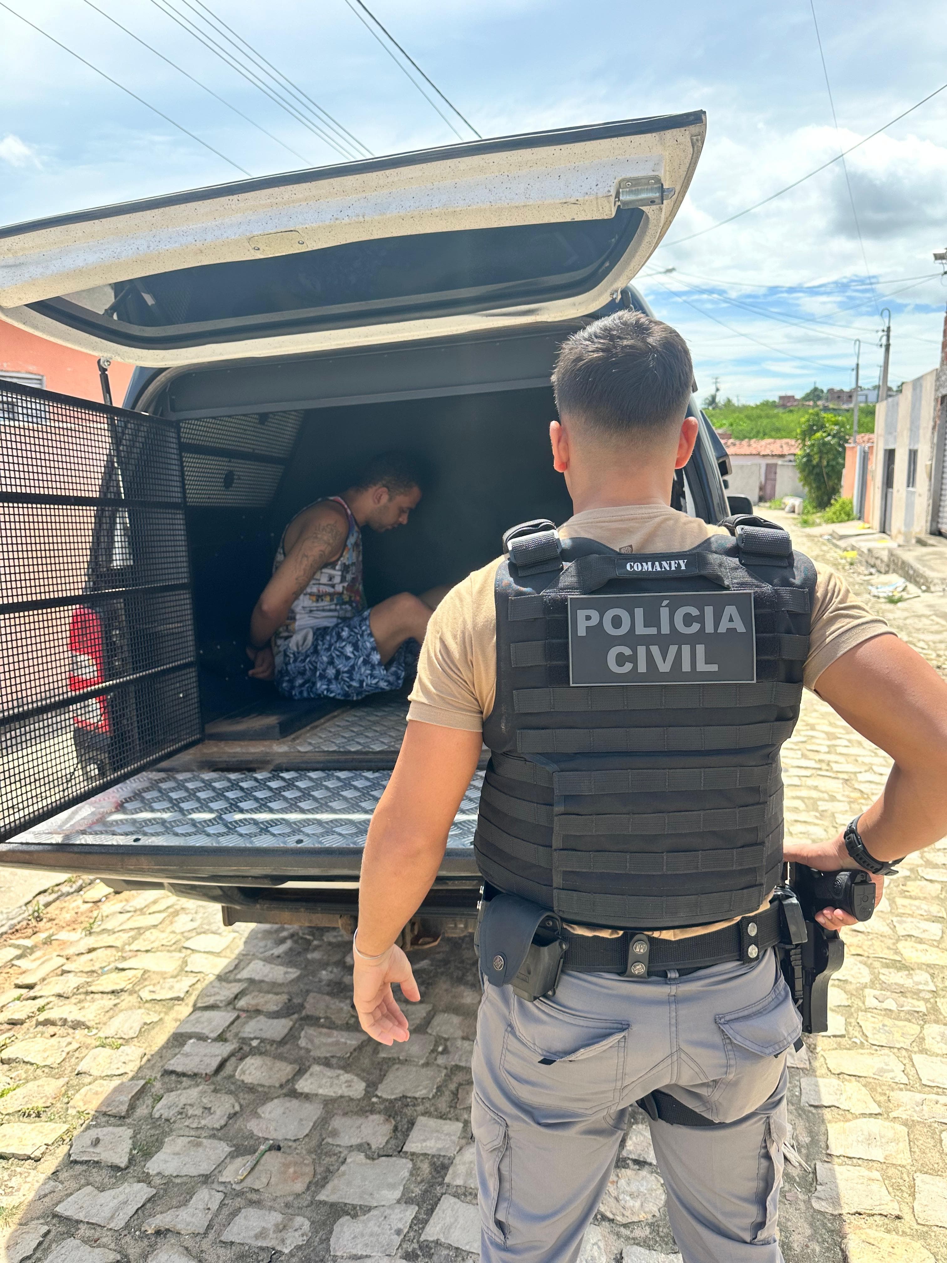 Polícia troca tiros com bandidos em comunidade, prende traficante e apreende drogas no RN