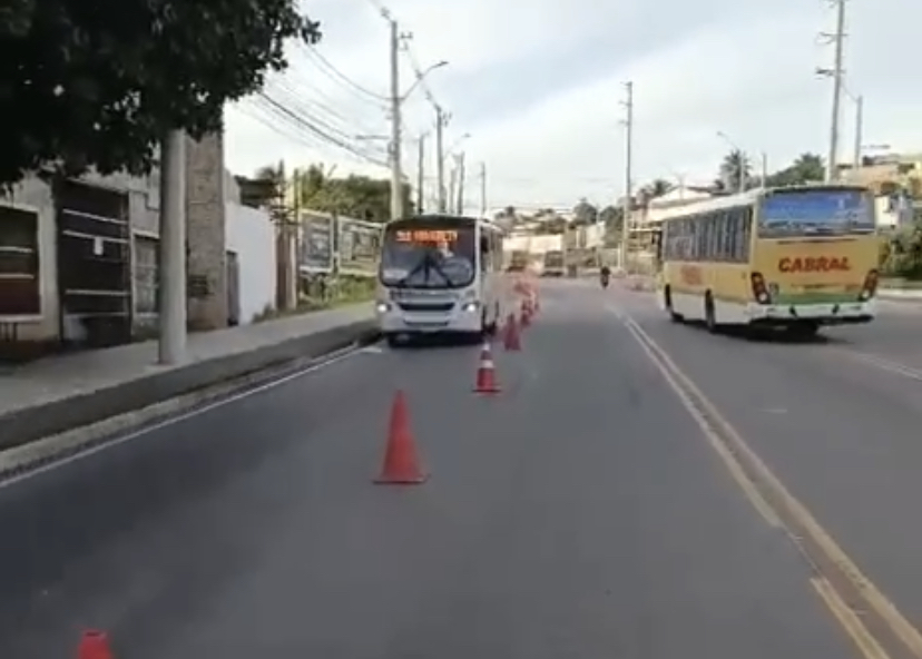 Afundamento na avenida Felizardo Moura causa bloqueio e adaptação em faixa pela STTU