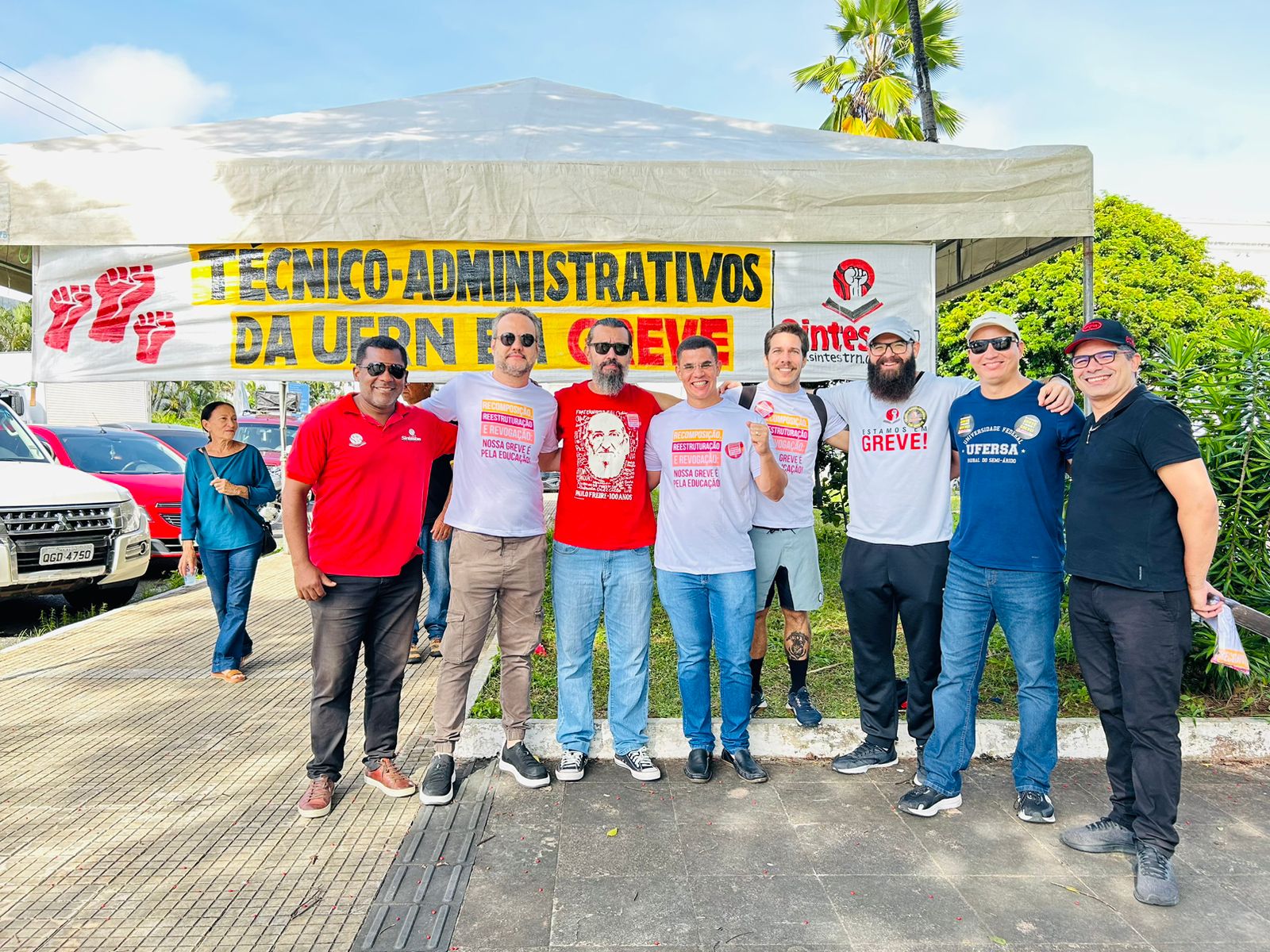 Servidores da UFRN e do IFRN fazem protesto em frente à ALRN