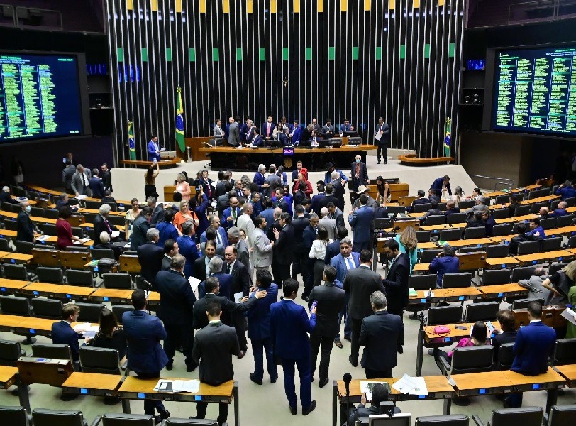 Câmara aprova urgência de projeto que compara aborto a homicídio 