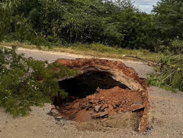 Cratera causa interdição da RN-177 e deixa município isolado no Oeste potiguar