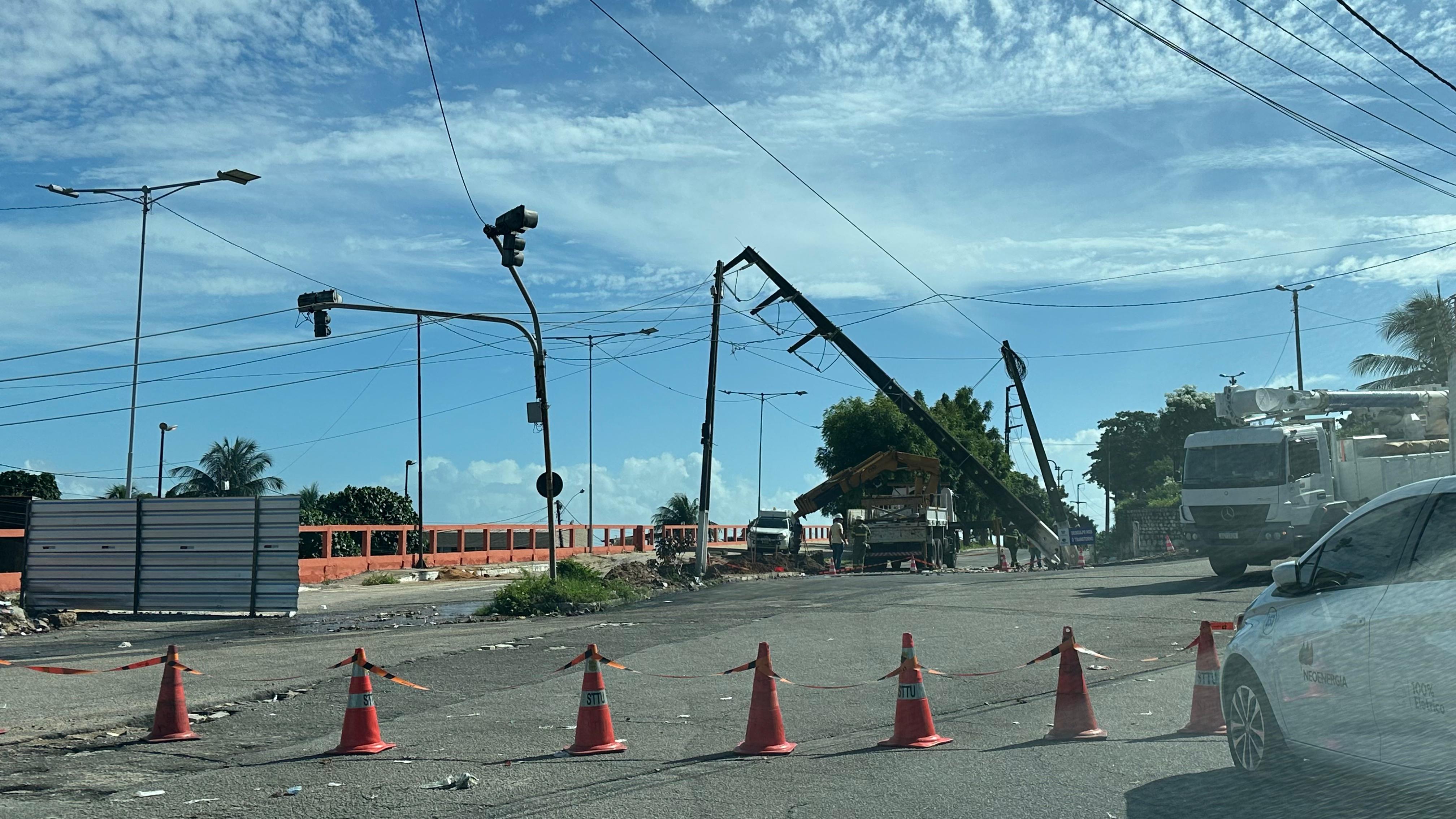 Avenida de Natal é interditada após queda de poste