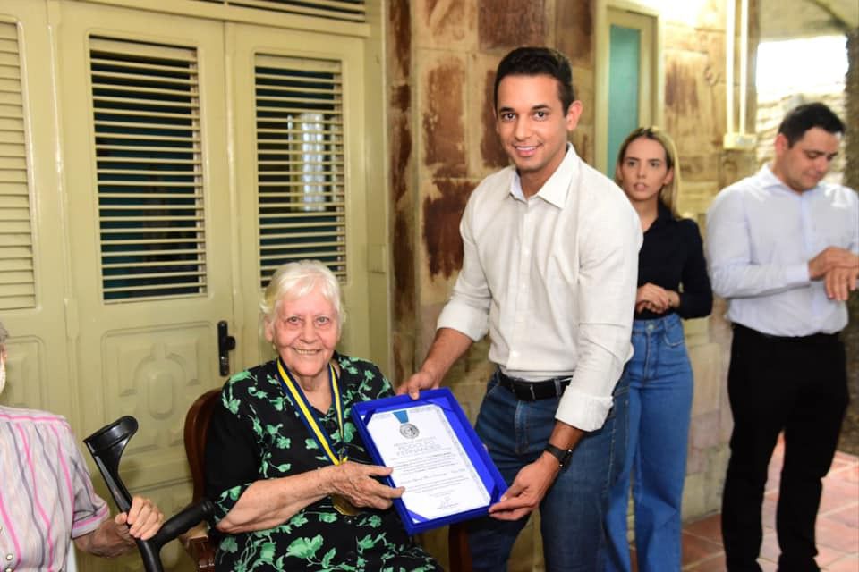 Prefeito de Mossoró entrega maior honraria do município à Irmã Ellen