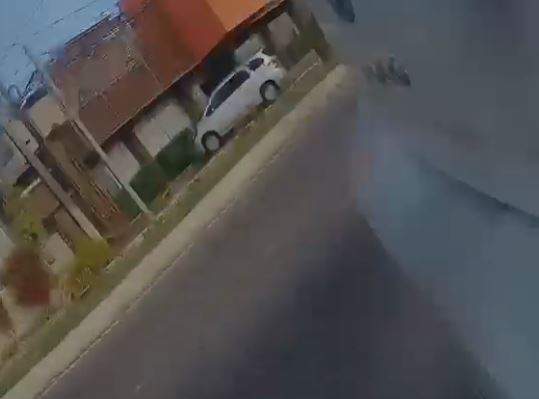 [VÍDEO] Câmera flagra momento em que ciclista é arrastado por carro em Natal