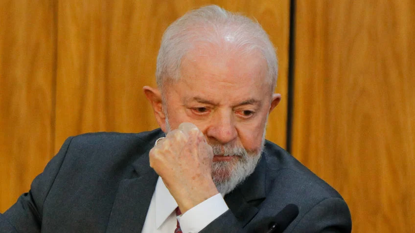 Lula diz que só BC está desajustado e promete Brasil “como em 2010”