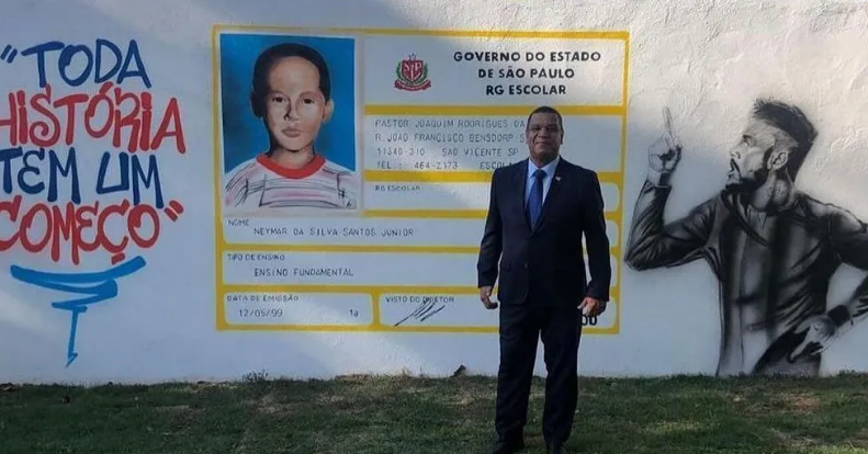 Neymar recebe homenagem em muro da escola onde estudou