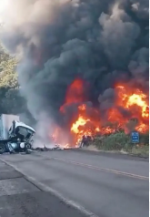 Caminhão de combustíveis explode, assusta moradores e causa destruição;Veja video