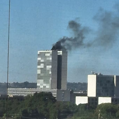 Fumaça em torre do Congresso assusta moradores de Brasília nesta sexta; veja vídeo