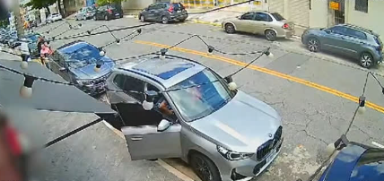 VÍDEO: Vítima de assalto é obrigada a ensinar ladrão a dirigir o próprio carro de luxo