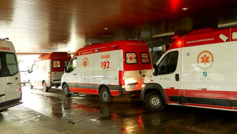 Caos: Hospital Walfredo Gurgel fica com pacientes em macas nos corredores e ambulâncias retidas