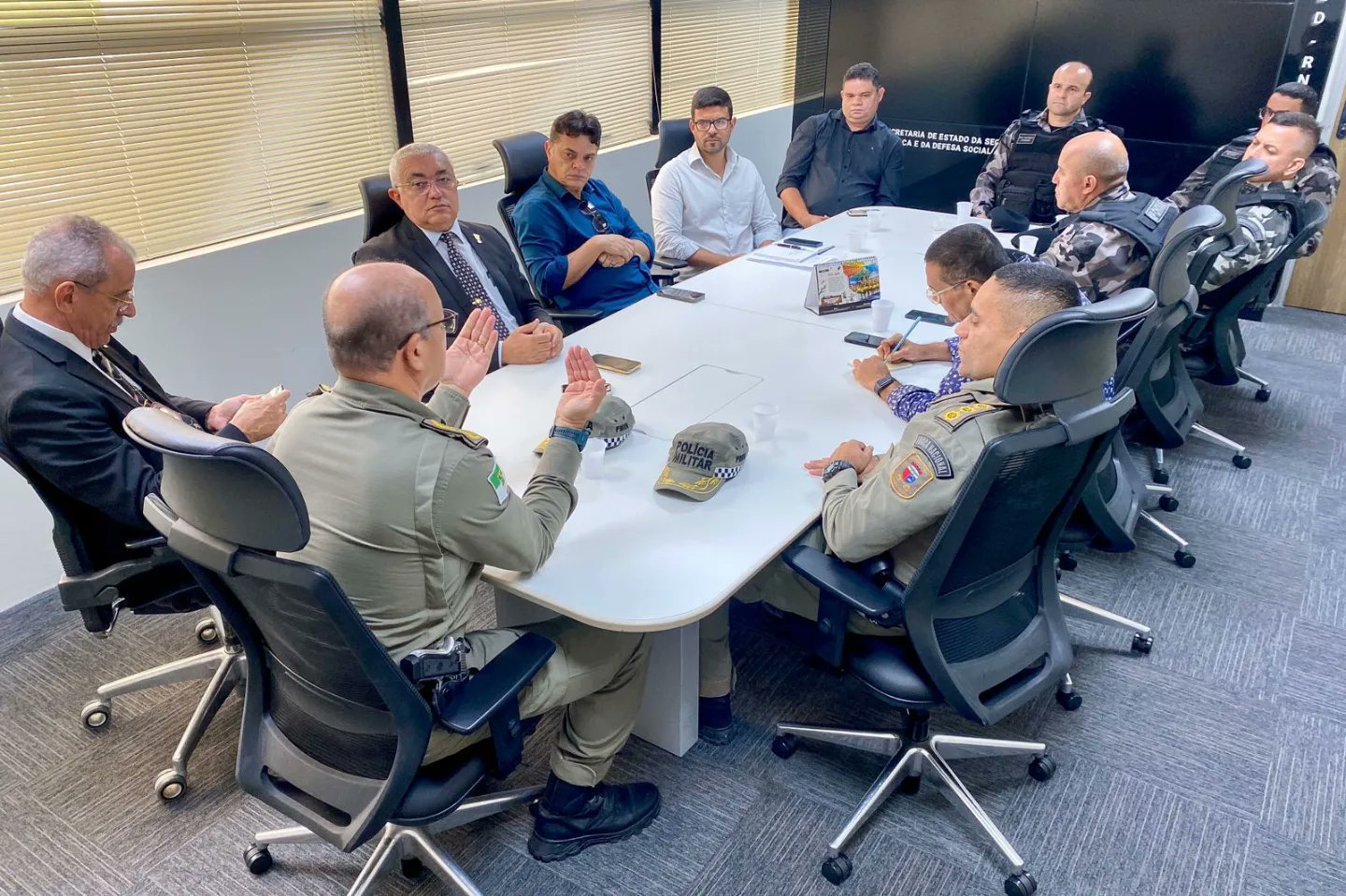 Reunião na SESED para discutir ajustes operacionais de segurança no Frasqueirão