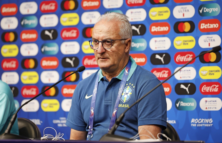 Dorival Júnior mantém escalação da estreia e fala em "não pular etapas"