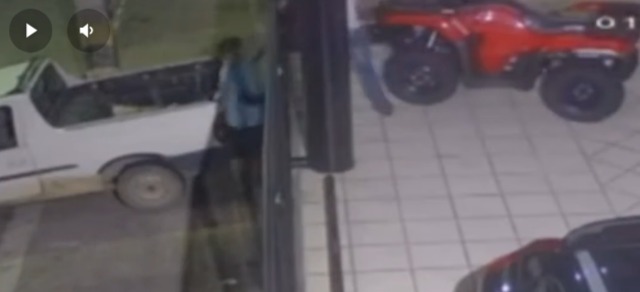 [VIDEO] Bandidos arrombam loja de carros e furtam quadriciclo em Natal