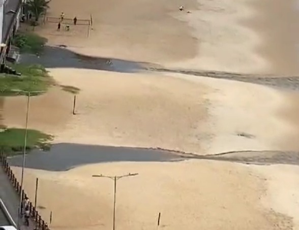 [VIDEO] Prefeitura flagra condomínio de luxo de Areia Preta despejando esgoto na Praia 