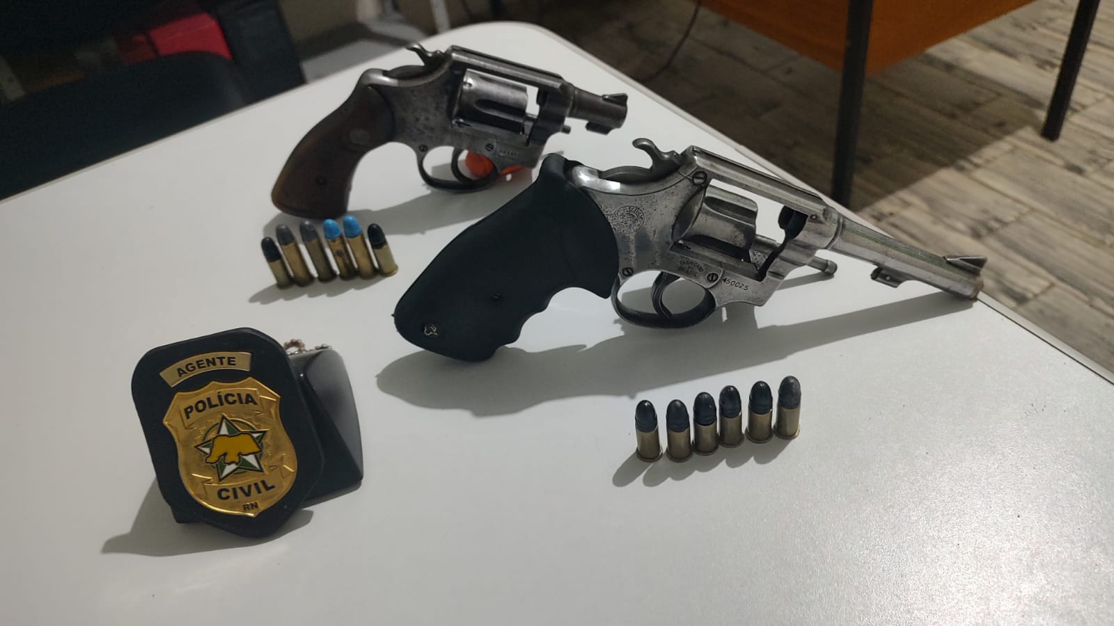 Três adultos e um adolescente são presos por porte ilegal de arma de fogo em Currais Novos