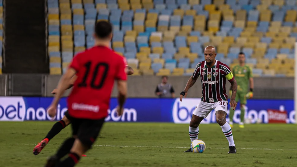 Felipe Melo e assessor são punidos após polêmica em Fluminense x Atlético-GO