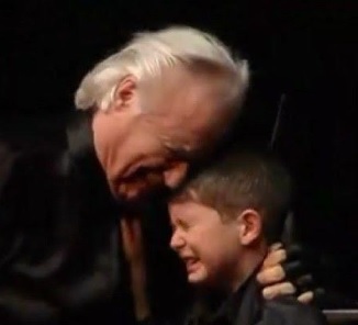 Maestro chora ao ver menino potiguar de 6 anos com autismo reger orquestra dele: ‘Vai fazer história no Brasil’