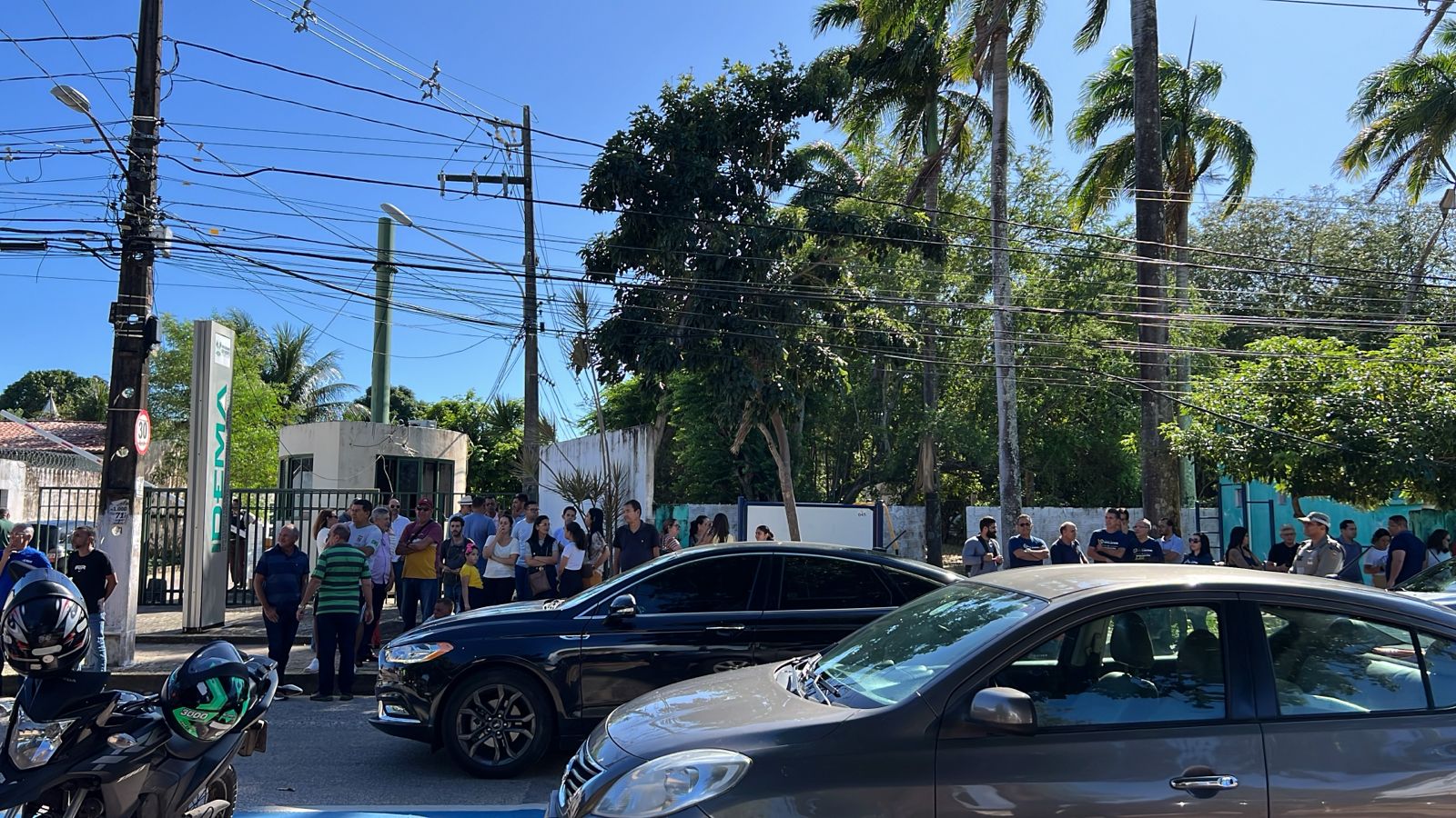 Manifestantes fazem ato em frente ao Idema após polêmica da engorda de Ponta Negra