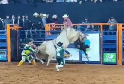 VÍDEO: Peão morre após ser pisoteado por touro durante rodeio