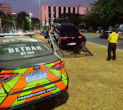 Detran apreende carro com 440 infrações e R$ 73 mil em multas no Distrito Federal