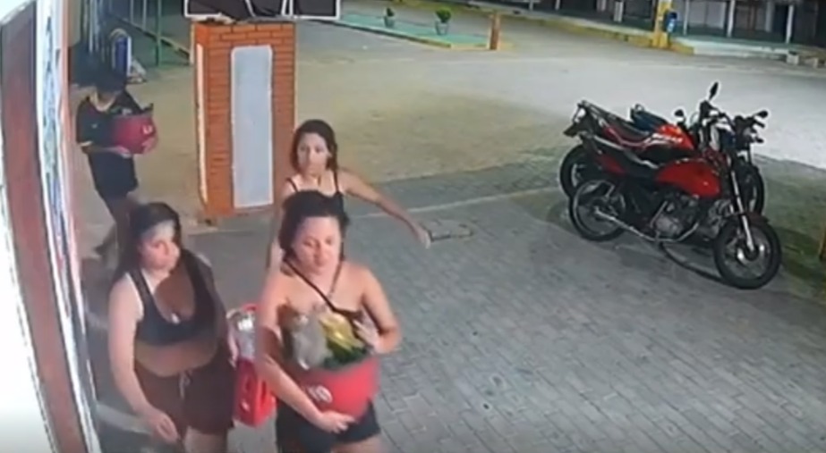 [VÍDEO] Quadrilha de mulheres arromba quiosque e leva R$ 700 em bebidas em Genipabu