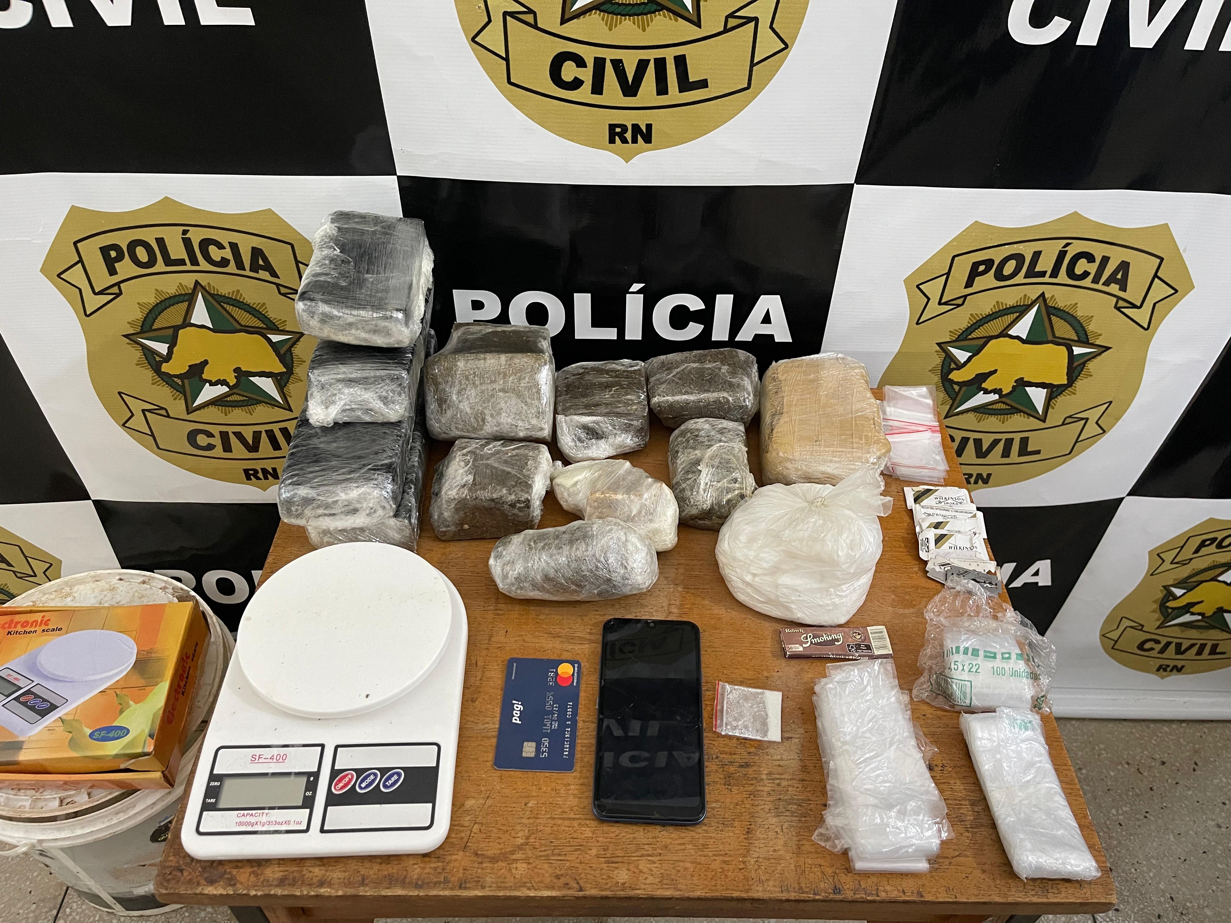 Suspeito de tráfico de drogas é preso junto de entorpecentes em Santa Cruz