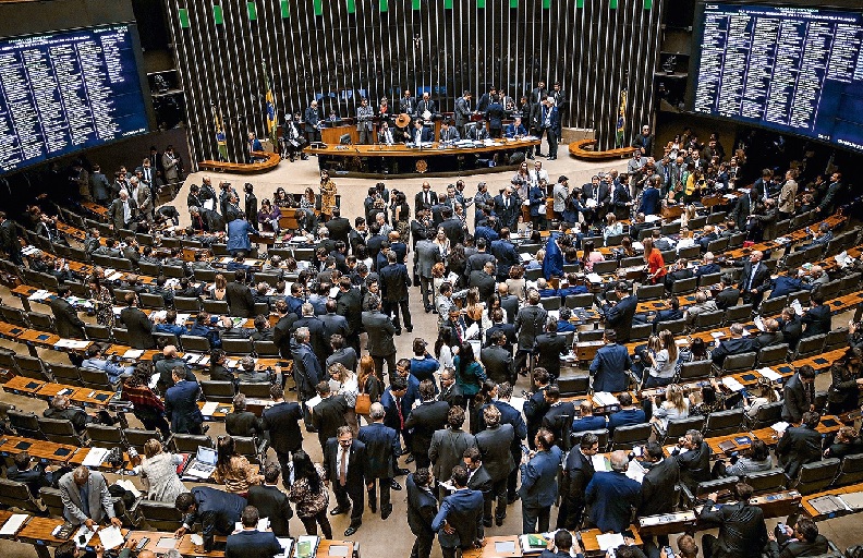 Deputados somam quase 500 faltas sem justificativa neste ano; veja ranking