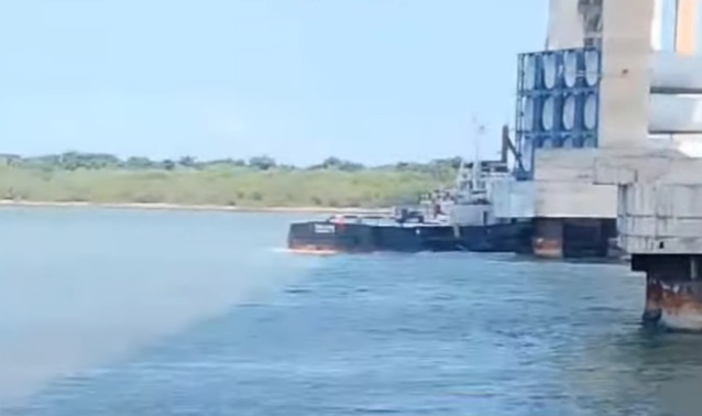 [VIDEO] Perigo: Barco colide com base da Ponte Newton Navarro