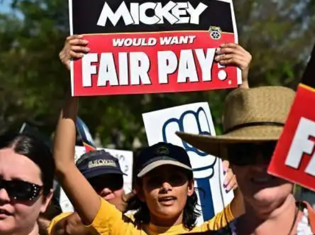 Walt Disney e sindicatos chegam a acordo trabalhista e evitam greve na Disneyland