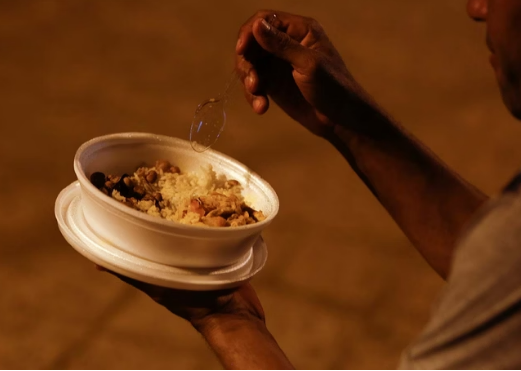 Insegurança alimentar no Brasil cai, mas fome ainda afeta 14,3 milhões