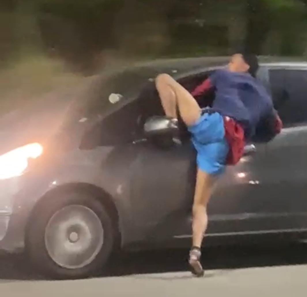 [VIDEO] Impressionante: Bandido fica pendurado fora de carro após tentar roubar celular