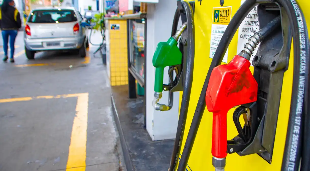 Preço médio da gasolina sobe 2,68% e passa de R$ 6,10 nos postos do país, aponta ANP
