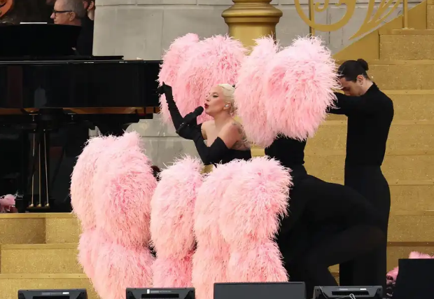  Lady Gaga faz tributo aos cabarés franceses na abertura da Olimpíada