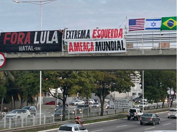 Natal amanhece com faixa de 'Fora Lula' e bandeiras do Brasil, dos EUA e de Israel