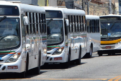 Homem suspeito de assaltar ônibus é espancado e preso na Zona Oeste de Natal