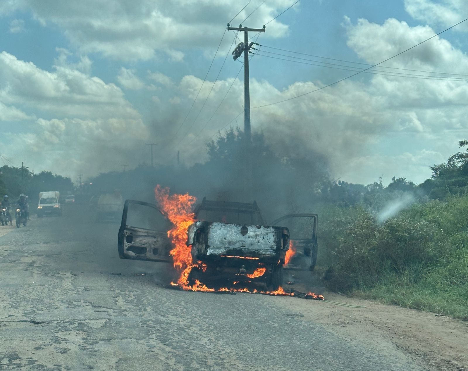 Carro explode no meio da RN-120