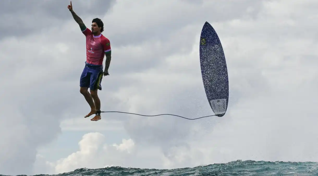 Políticos do RN usam icônica foto de Gabriel Medina em suas campanhas