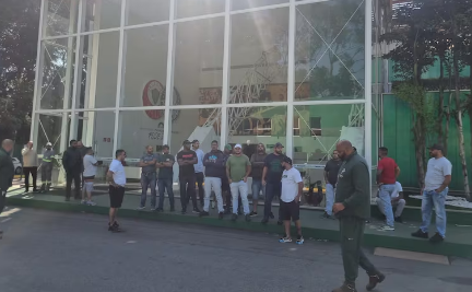 Torcida do Palmeiras invade CT, promete vandalismo e ameaça atletas após perder do Flamengo