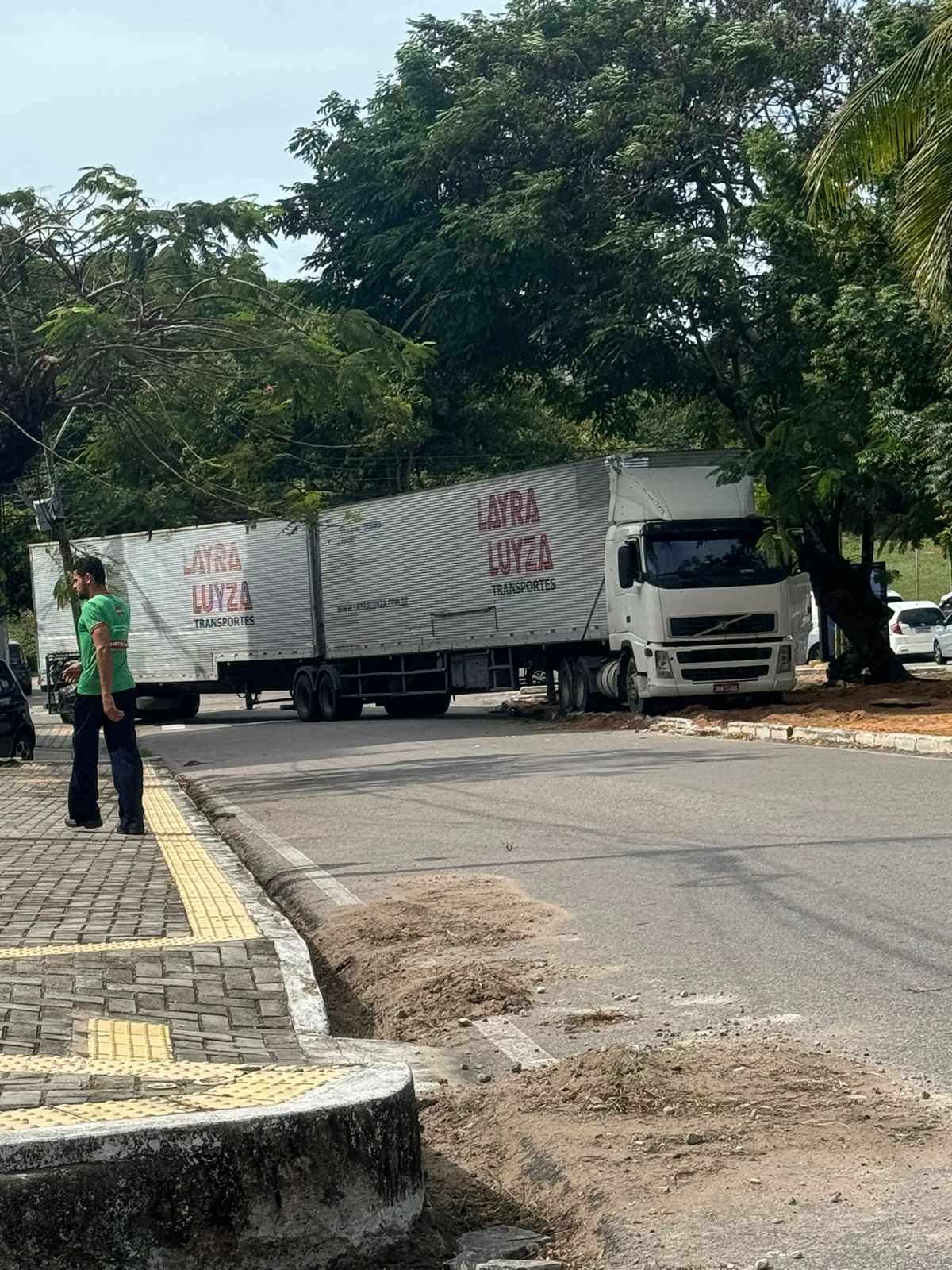 Carreta causa confusão enorme no trânsito de Natal