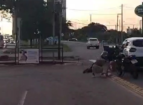 [VIDEO] Bandidos fortemente armados invadem supermercado da zona Sul para tentar roubar carro forte