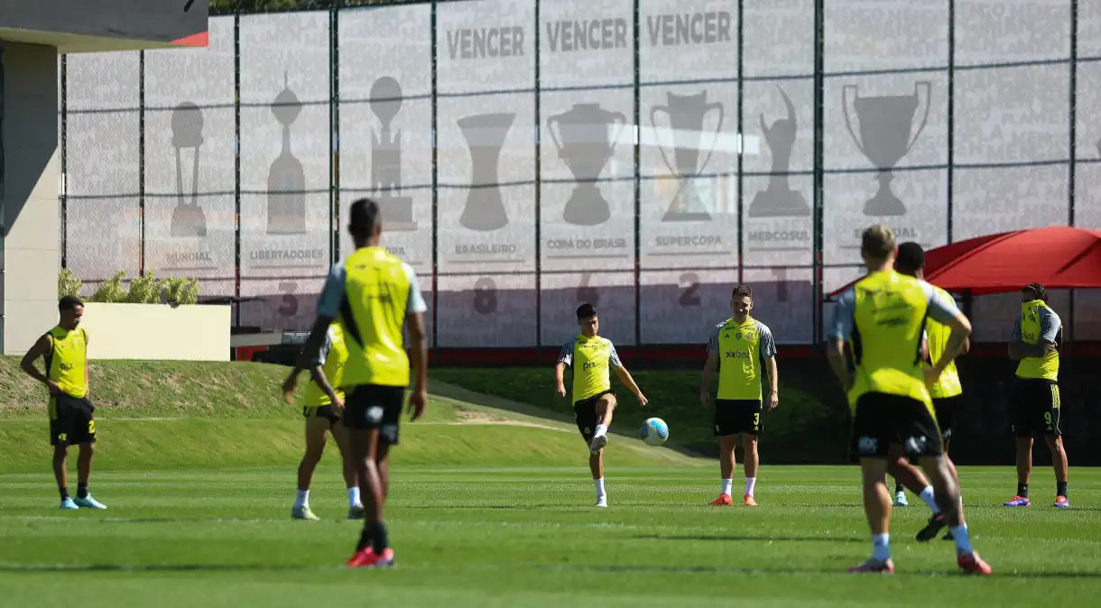 Flamengo confirma desfalque de titular em decisão contra o Palmeiras