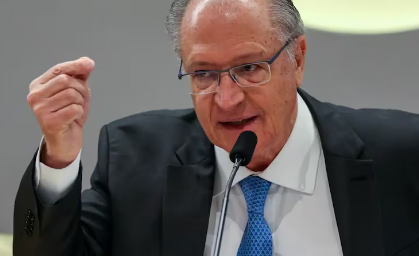 Governo vai cumprir arcabouço fiscal cortando despesas para reduzir juros, diz Alckmin