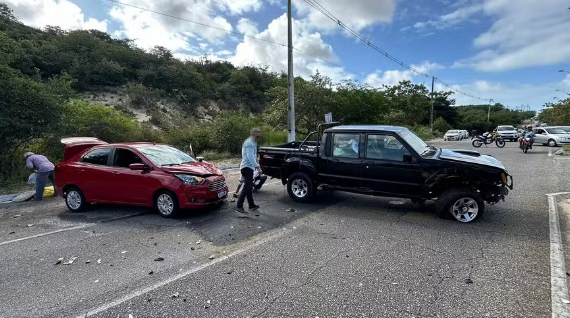 Carros batem, ficam atravessados na pista e interditam trecho do prolongamento da Prudente de Morais em Natal