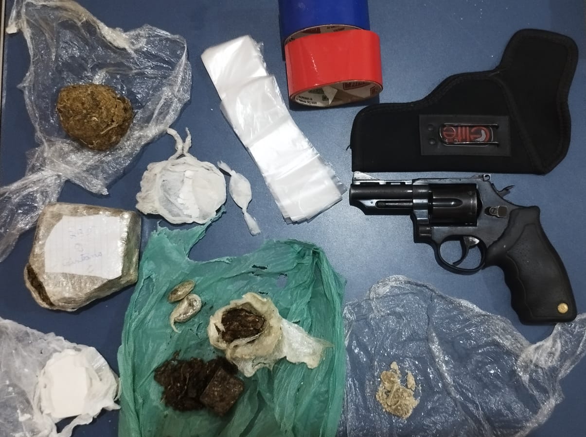 Suspeito de posse irregular de arma de fogo e tráfico de drogas é preso em Apodi