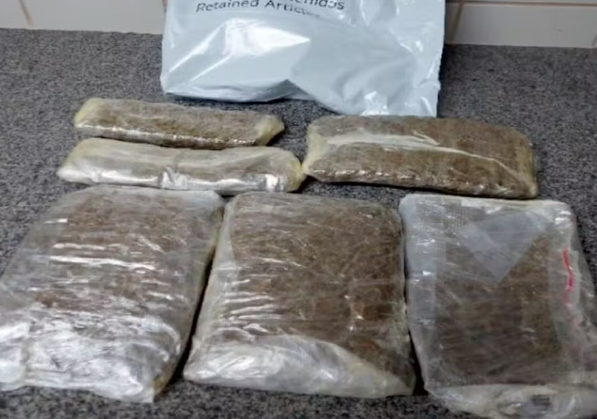 Procurada da Justiça por roubo é flagrada com 2 kg de maconha e presa pela PF no Aeroporto de Natal