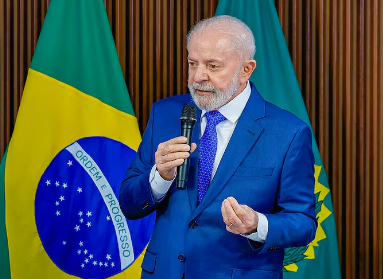 ‘Gosto de trabalhar, não gosto de jet ski nem de motociata’, diz Lula em crítica a Bolsonaro